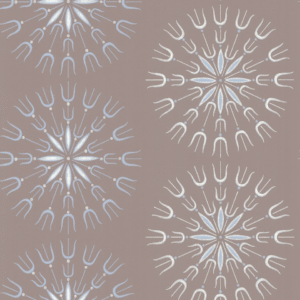 Beige behang met herhalend Fioretti-patroon van witte en lichtblauwe gestileerde bloemen van Cole and Son.