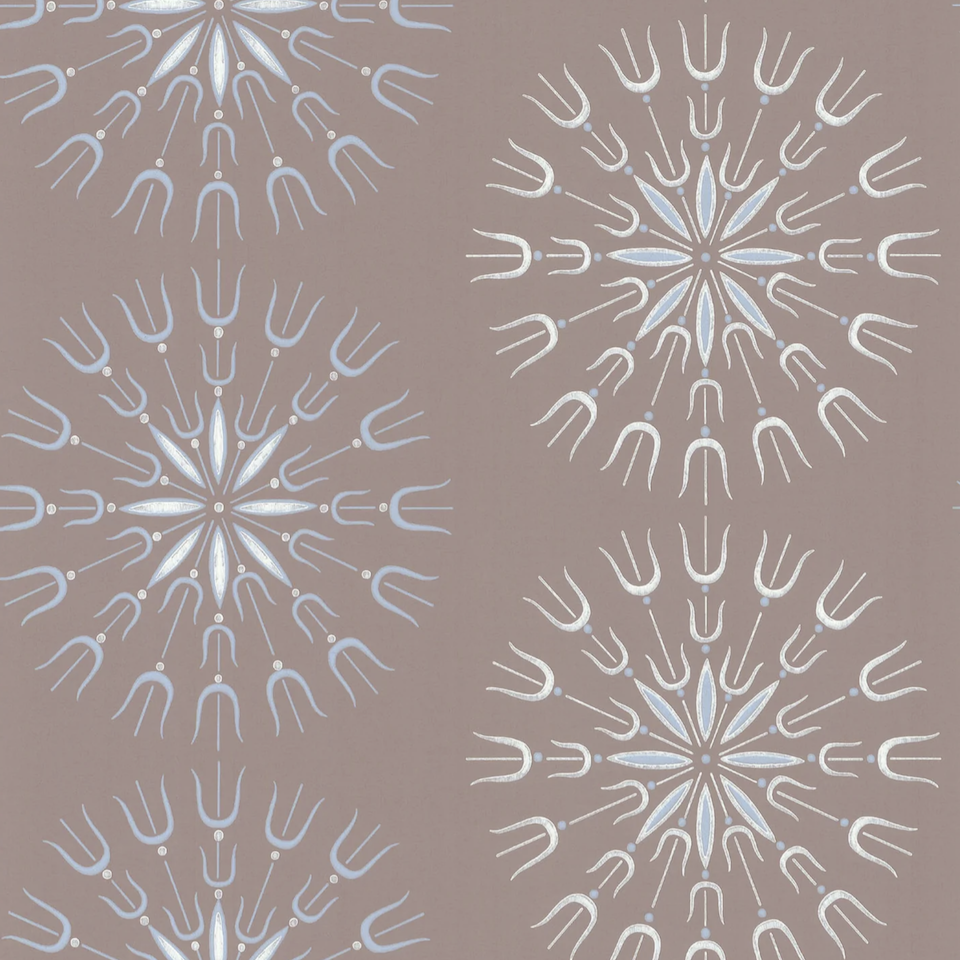Beige behang met herhalend Fioretti-patroon van witte en lichtblauwe gestileerde bloemen van Cole and Son.