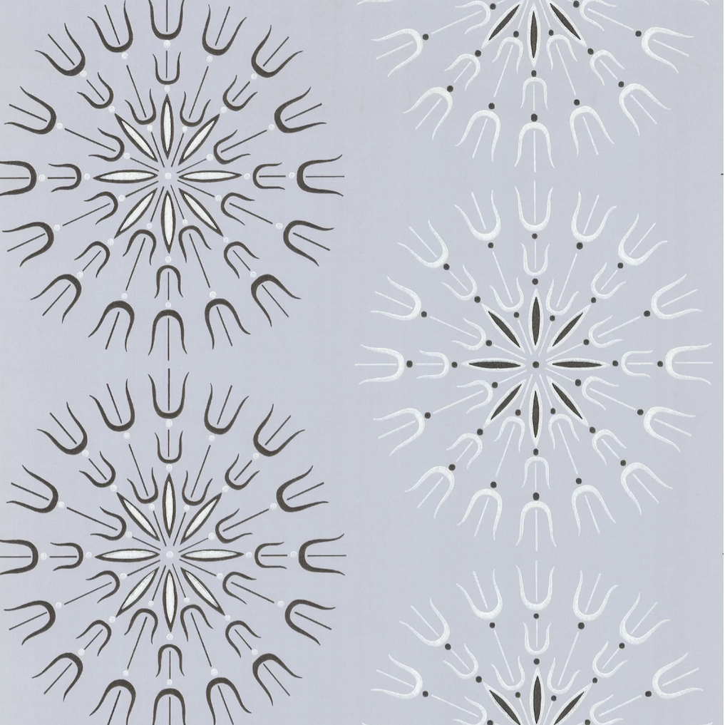 Lichtgrijs Cole & Son Fioretti-behang met grafisch bloemmotief in symmetrische patronen.