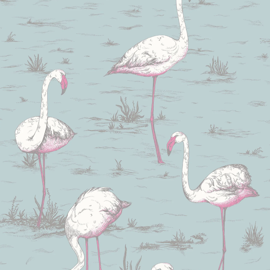 Illustratief behangpatroon van Cole and Son met witte en roze flamingo’s in een moerasachtig landschap op een lichtblauwe achtergrond.