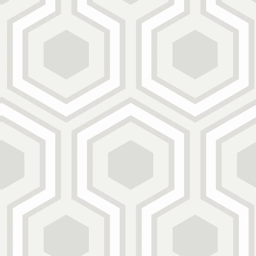 Geometrisch behangpatroon van Cole and Son Hicks Grand 95/6036 in grijstinten met zeshoeken en lijnen.