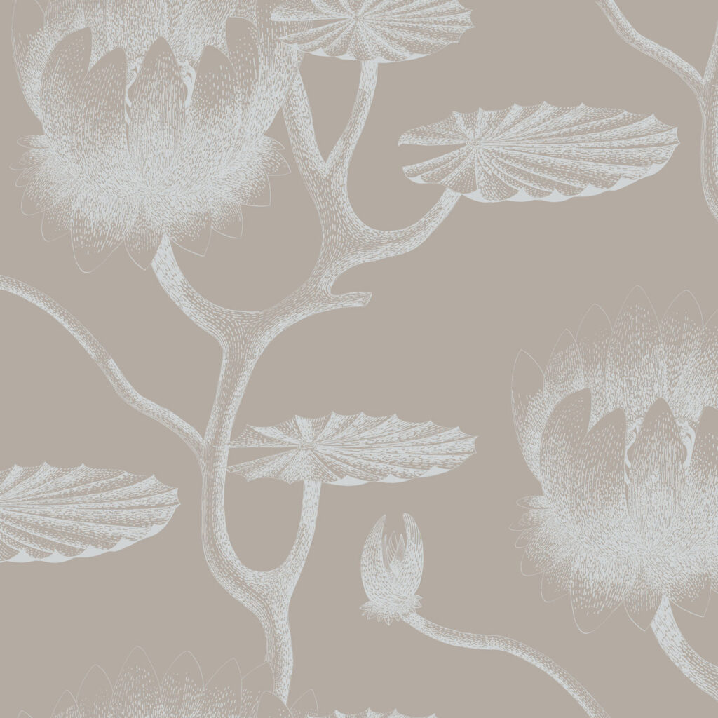 Behang met een botanisch dessin van witte lelies en bladeren op een beige achtergrond uit de Cole and Son Lily collectie.