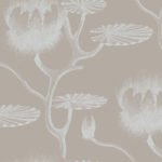 Behang met een botanisch dessin van witte lelies en bladeren op een beige achtergrond uit de Cole and Son Lily collectie.