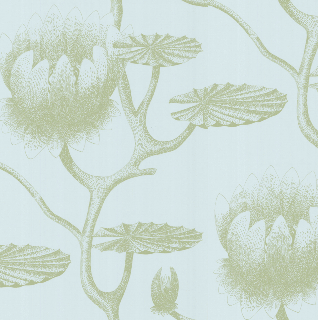 Lichtblauw behang van Cole and Son met een patroon van gestileerde waterlelies en bladeren in zachtgroene tinten.