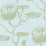 Lichtblauw behang van Cole and Son met een patroon van gestileerde waterlelies en bladeren in zachtgroene tinten.