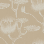Beige Cole and Son behang met witte lelies en waterleliebladeren in een gestileerd ontwerp.