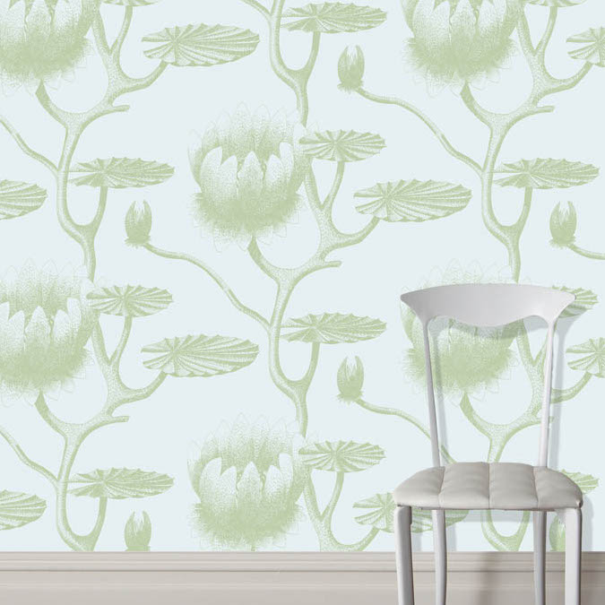 Witte stoel voor lichtblauw behang met groen leliepatroon van Cole and Son.