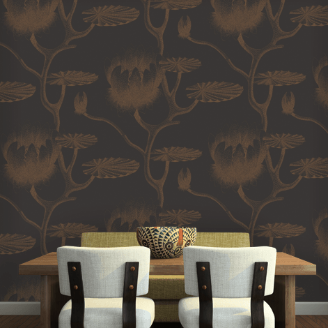 Eetkamerinterieur met Cole and Son behang 'Lily' in donkere tinten en een houten eettafel met lichte stoelen.