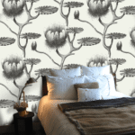 Sfeervol ingerichte slaapkamer met Cole and Son-behang 'Lily' met grote bloemenprints op de muur.