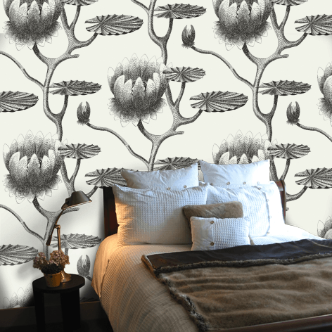 Sfeervol ingerichte slaapkamer met Cole and Son-behang 'Lily' met grote bloemenprints op de muur.
