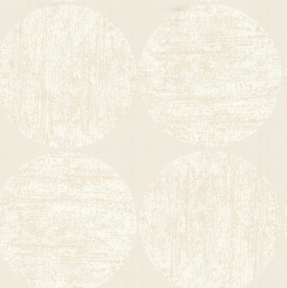 Lichtbeige Cole and Son Luna behang met een patroon van grote, getextureerde cirkels.