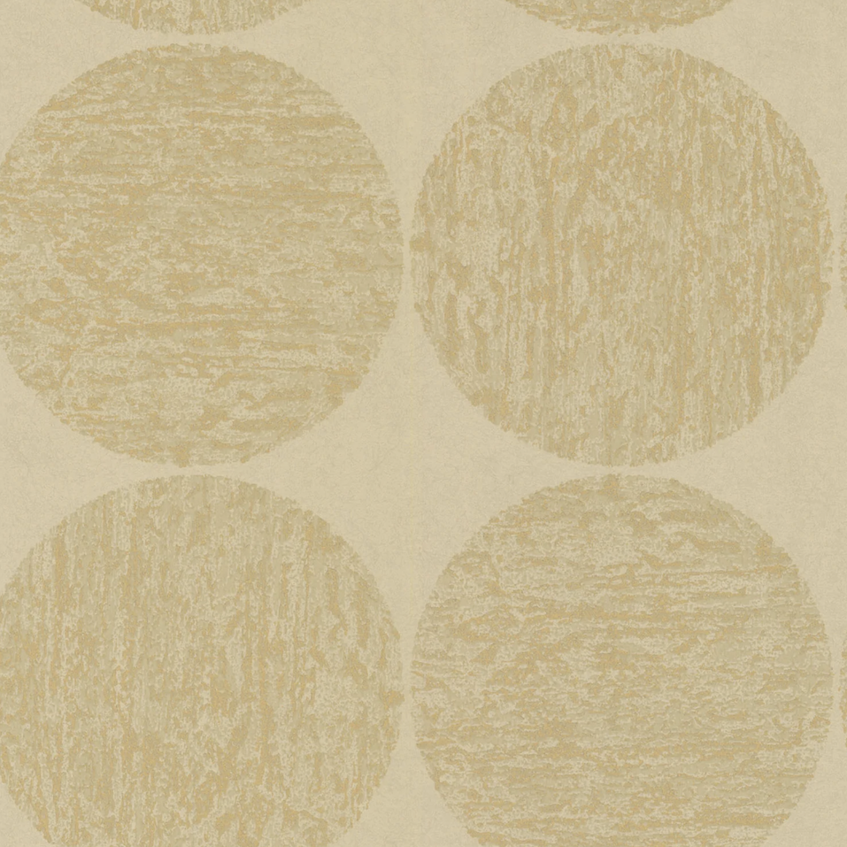 Behang met een patroon van grote, goudbeige cirkels met textuur op een lichte achtergrond uit de Cole and Son Luna collectie.