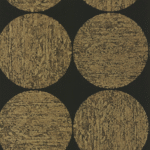 Behang met een patroon van grote, goudkleurige cirkels op een zwarte achtergrond uit de Cole and Son Luna-collectie.