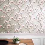 Behang met een patroon van roze magnoliabloemen uit de Magnolia Contemporary-collectie van Cole and Son tegen een beige achtergrond.