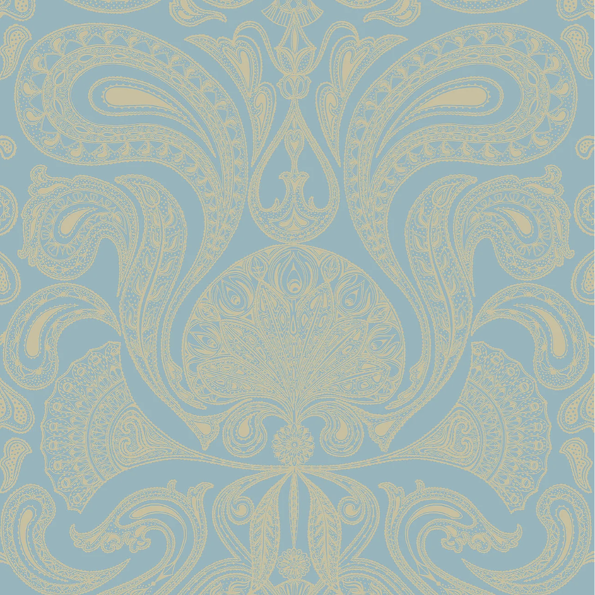 Lichtblauw Cole and Son Malabar 661001 behang met een sierlijk geel paisleypatroon.