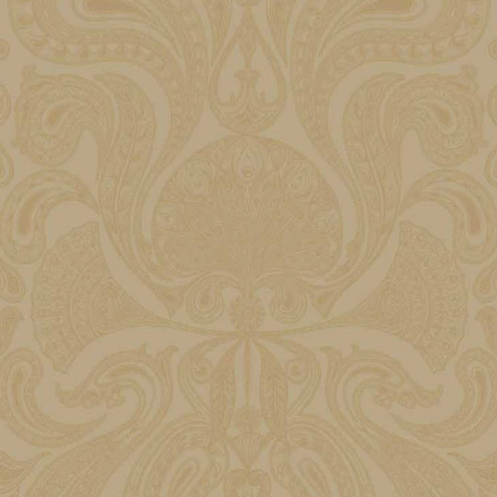 Beige behang met een klassiek, symmetrisch paisley-patroon uit de Cole & Son Malabar collectie.