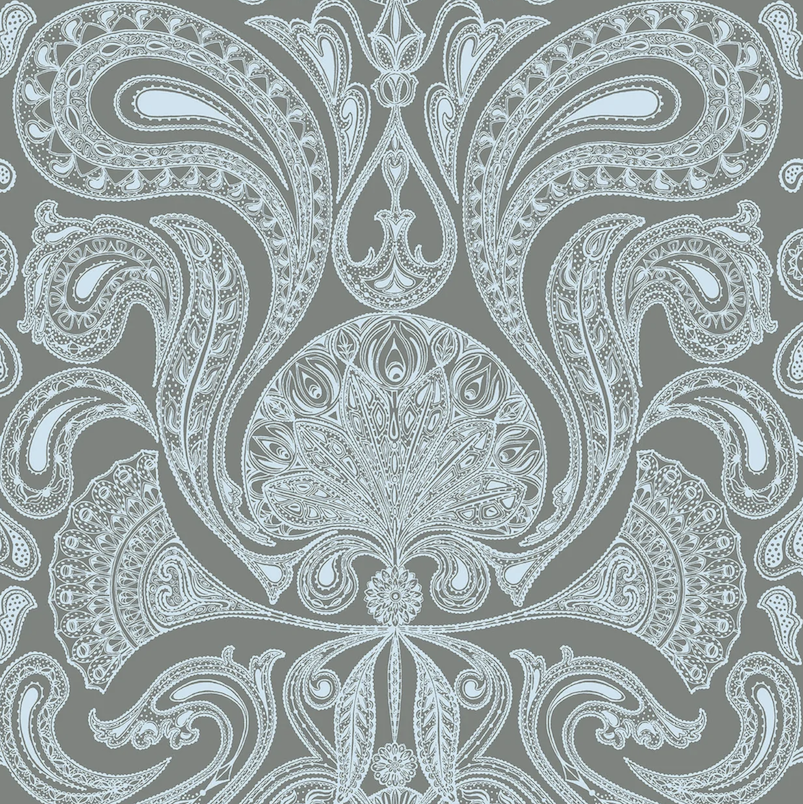 Gedetailleerd paisley-patroon in lichtblauw op een grijze achtergrond van het Cole & Son Malabar 661005 behang.