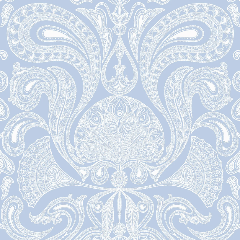Lichtblauw Cole and Son Malabar 661006 behang met sierlijk wit paisley-patroon.