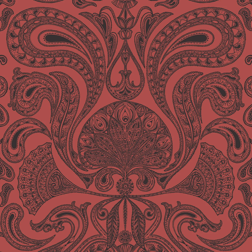 Rood Cole & Son Malabar behang met een sierlijk zwart paisleypatroon.
