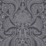 Gedetailleerd paisley-patroon in zilvergrijs op een donkerblauwe achtergrond uit het Cole and Son Malabar behang.