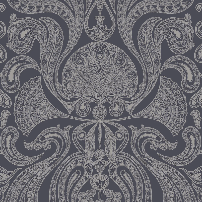 Gedetailleerd paisley-patroon in zilvergrijs op een donkerblauwe achtergrond uit het Cole and Son Malabar behang.
