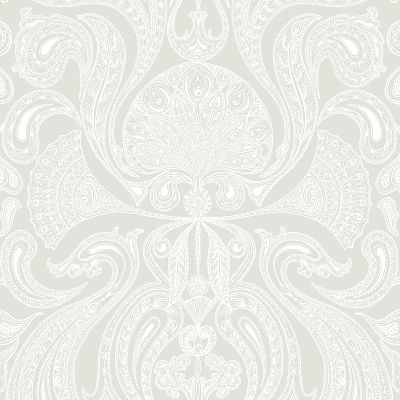 Beige behang met sierlijk wit paisleypatroon uit de Cole and Son Malabar collectie.