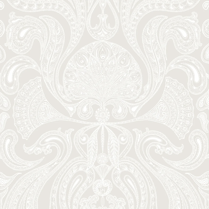 Lichtgrijs Cole and Son Malabar 957040 behang met een fijn paisley-patroon in oosterse stijl.