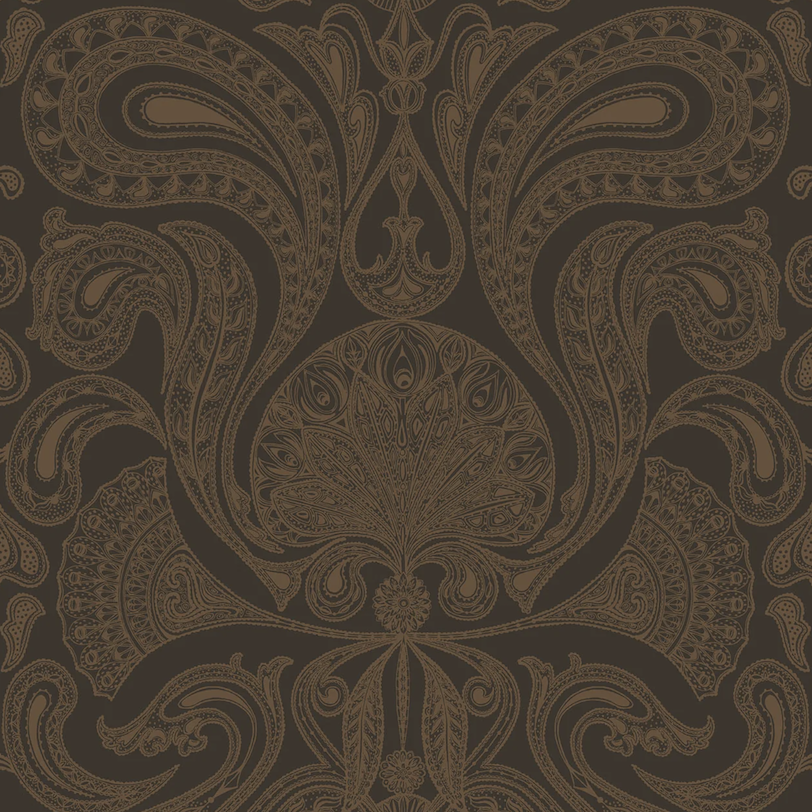 Donkerbruin Cole and Son Malabar behang met een sierlijk paisley-patroon in bronskleurige lijnen.
