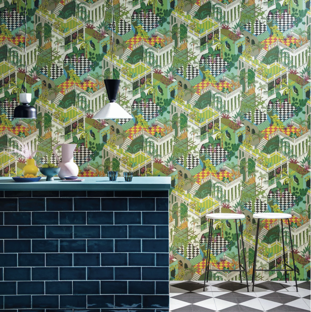 Interieur met kleurrijk Cole & Son Miami behang, donkerblauwe tegelbar en moderne barkrukken.