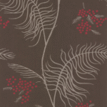 Behangpatroon van Cole & Son Mimosa met beige varenachtige bladeren en rode bessen op een donkerbruine achtergrond.