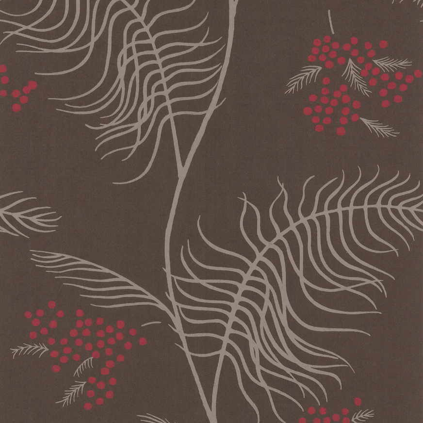 Behangpatroon van Cole & Son Mimosa met beige varenachtige bladeren en rode bessen op een donkerbruine achtergrond.