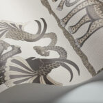 Behang uit de Ardmore-collectie van Cole and Son met gedetailleerde illustraties van dansende Afrikaanse dieren in aardetinten.