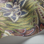Gedetailleerd behang uit de Cole and Son Singita Ardmore collectie met een kleurrijk junglemotief, bladeren en lemuren.