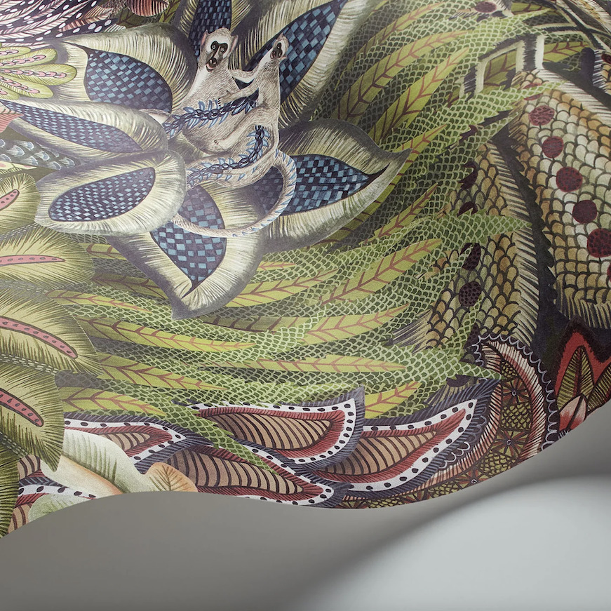 Gedetailleerd behang uit de Cole and Son Singita Ardmore collectie met een kleurrijk junglemotief, bladeren en lemuren.