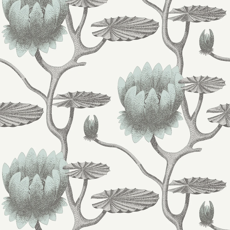 Illustratief behangpatroon van Cole and Son met grote Summer Lily bloemen en gestileerde bladeren in grijs- en groentinten.