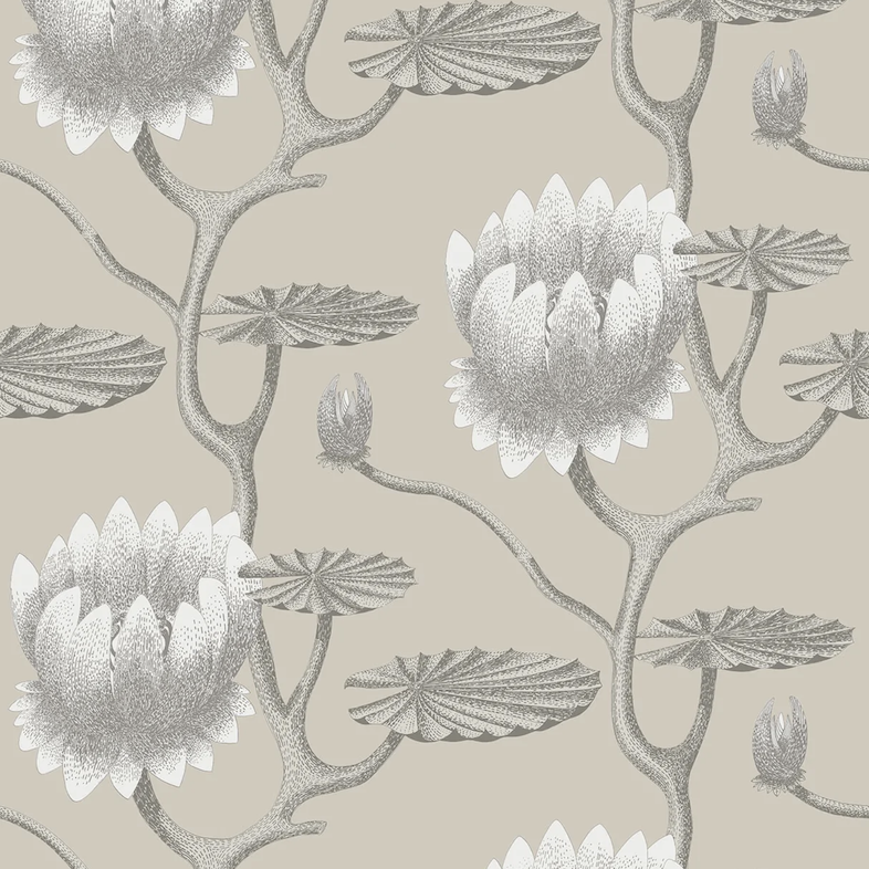 Grijs-wit Cole & Son Summer Lily behang met getekende waterlelies en bladeren op een beige achtergrond.