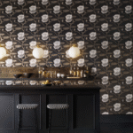 Luxe interieur met donker Cole and Son Summer Lily-behang, zwarte bar en sfeerverlichting.