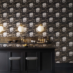 Luxe interieur met donker Cole and Son Summer Lily-behang, zwarte bar en sfeerverlichting.