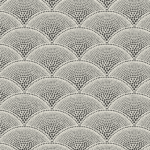 Behangpatroon van Cole and Son met gestileerde waaiervormige motieven in zwart en beige.