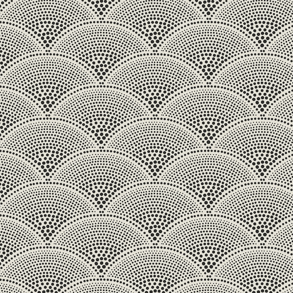 Behangpatroon van Cole and Son met gestileerde waaiervormige motieven in zwart en beige.