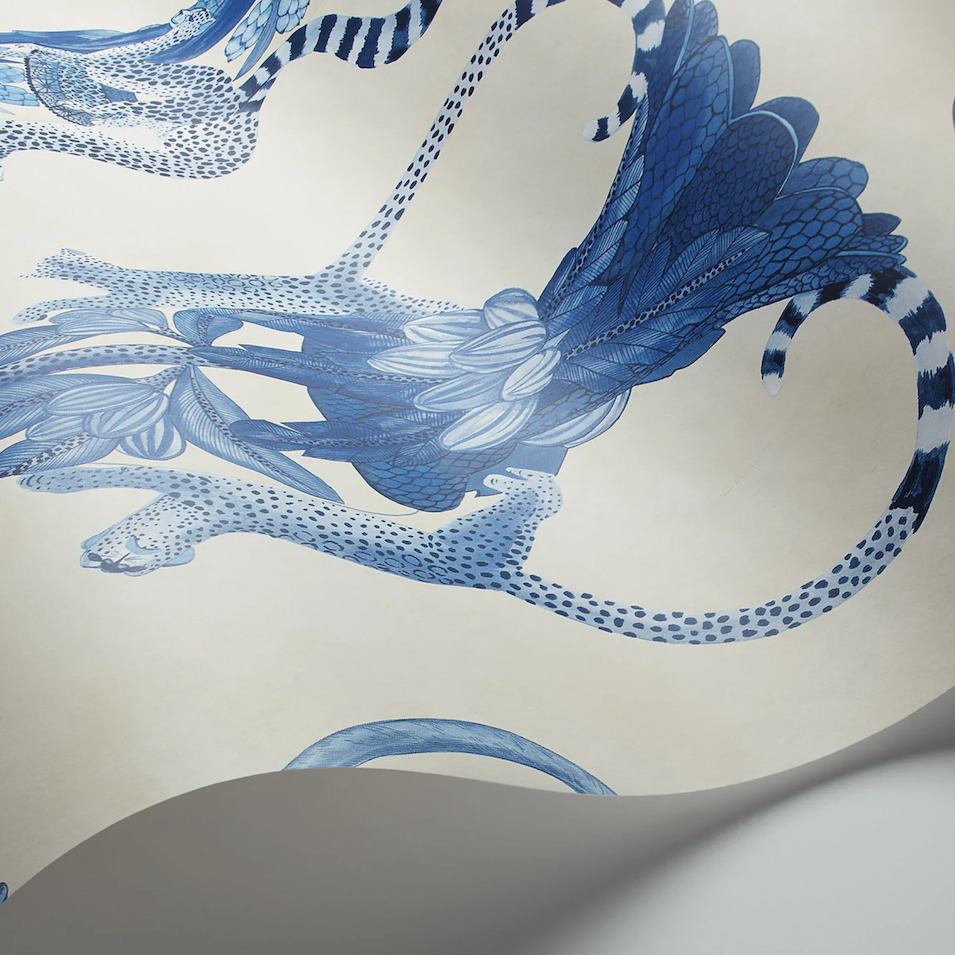 Detail van het Cole and Son Khulu Vases behang met blauwe illustraties van abstracte dieren en veren op een lichte achtergrond.