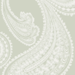 Lichtgroen Cole & Son Rajapur behang met groot paisley-patroon in wit.
