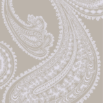 Beige behang van Cole and Son met wit paisley-patroon uit de Rajapur-collectie.