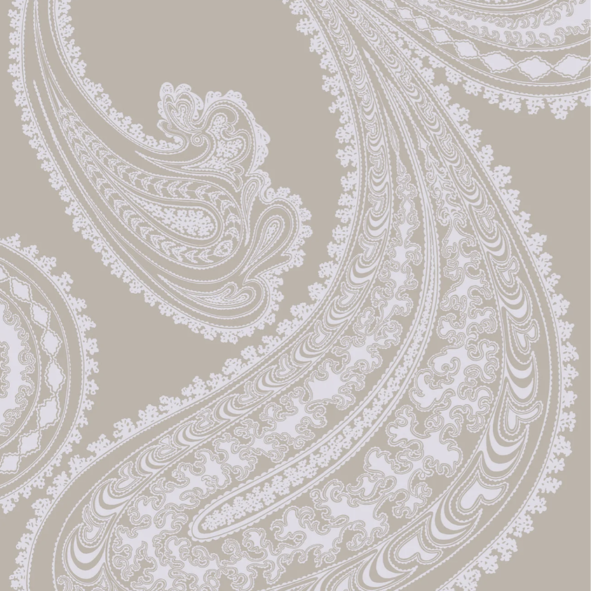 Beige behang van Cole and Son met wit paisley-patroon uit de Rajapur-collectie.