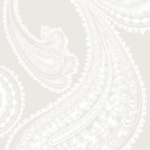 Lichtgrijs Cole & Son Rajapur 952010 behang met een fijn wit paisley patroon.