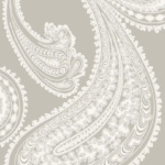 Beige behang van Cole and Son met een groot wit paisley-patroon uit de Rajapur-collectie.
