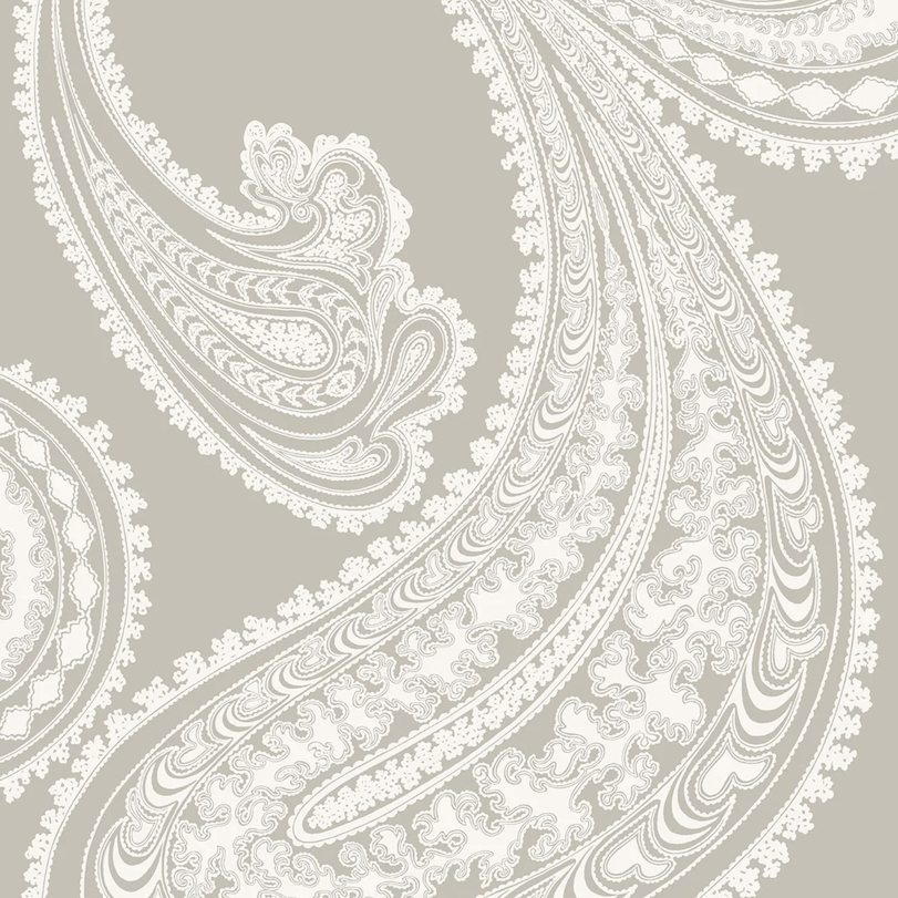 Beige behang van Cole and Son met een groot wit paisley-patroon uit de Rajapur-collectie.