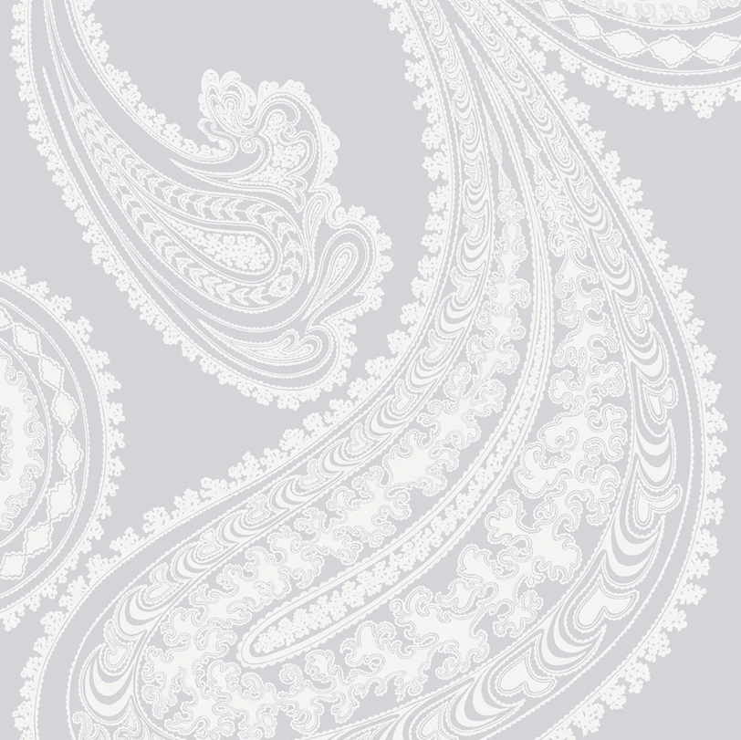 Lichtgrijs Cole and Son Rajapur behang met een wit paisley-patroon.
