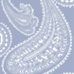 Gedetailleerd paisleypatroon in wit op een lichtblauwe achtergrond uit het Cole and Son Rajapur behang.