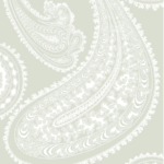 Lichtgroen Cole & Son Rajapur behang met een sierlijk wit paisleypatroon.